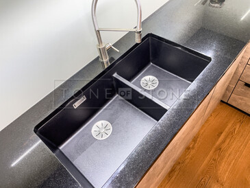 Kamenná kuchyňská pracovní deska, černá žula PREMIUM BLACK, otvor pro usazení baterie, přisazený spodní dvojdřez Kamenná kuchyňská pracovní deska, černá žula PREMIUM BLACK, otvor pro usazení baterie, přisazený spodní dvojdřez
