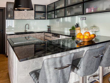 Kamenná kuchyňská pracovní deska, černá žula PREMIUM BLACK, detail hrany Kamenná kuchyňská pracovní deska, černá žula PREMIUM BLACK, detail hrany