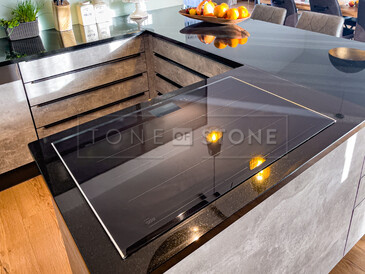 Kamenná kuchyňská pracovní deska ve tvaru písmene U, černá žula PREMIUM BLACK Kamenná kuchyňská pracovní deska ve tvaru písmene U, černá žula PREMIUM BLACK