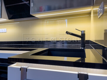 Kuchyňská pracovní deska z přírodního kamene - leštěná černá žula s třpytivými fragmenty - STAR GALAXY, detail baterie a spodního dřezu Kuchyňská pracovní deska z přírodního kamene - leštěná černá žula s třpytivými fragmenty - STAR GALAXY, detail baterie a spodního dřezu