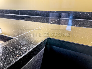 Kuchyňská pracovní deska z přírodního kamene - leštěná černá žula s třpytivými fragmenty - STAR GALAXY, detail hrany a spoje dvou dílů desek Kuchyňská pracovní deska z přírodního kamene - leštěná černá žula s třpytivými fragmenty - STAR GALAXY, detail hrany a spoje dvou dílů desek