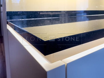 Kuchyňská pracovní deska z přírodního kamene - leštěná černá žula s třpytivými fragmenty - STAR GALAXY, detail hrany Kuchyňská pracovní deska z přírodního kamene - leštěná černá žula s třpytivými fragmenty - STAR GALAXY, detail hrany