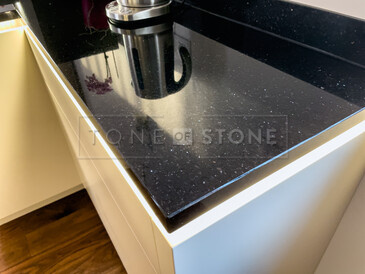 Kuchyňská pracovní deska z přírodního kamene - leštěná černá žula s třpytivými fragmenty - STAR GALAXY, detail hrany Kuchyňská pracovní deska z přírodního kamene - leštěná černá žula s třpytivými fragmenty - STAR GALAXY, detail hrany