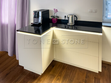 Kuchyňská pracovní deska z přírodního kamene - leštěná černá žula s třpytivými fragmenty - STAR GALAXY Kuchyňská pracovní deska z přírodního kamene - leštěná černá žula s třpytivými fragmenty - STAR GALAXY