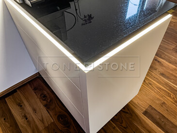 Kuchyňská pracovní deska z přírodního kamene - leštěná černá žula s třpytivými fragmenty - STAR GALAXY, detail hrany, TONE OF STONE Kuchyňská pracovní deska z přírodního kamene - leštěná černá žula s třpytivými fragmenty - STAR GALAXY, detail hrany, TONE OF STONE