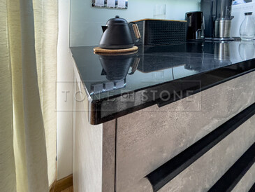 Kuchyňská pracovní deska z přírodního kamene, černá žula PREMIUM BLACK, detail hrany Kuchyňská pracovní deska z přírodního kamene, černá žula PREMIUM BLACK, detail hrany