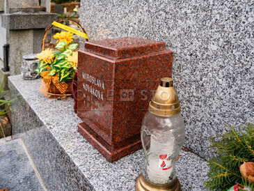 Obal na urnu z přírodního kamene - žula New Imperial Red, kamenictví TONE OF STONE. Obal na urnu z přírodního kamene - žula New Imperial Red, kamenictví TONE OF STONE.