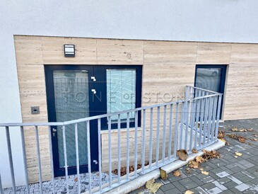 Obložení fasády přírodním kamenem - travertin, zakázková výroba TONE OF STONE Obložení fasády přírodním kamenem - travertin, zakázková výroba TONE OF STONE