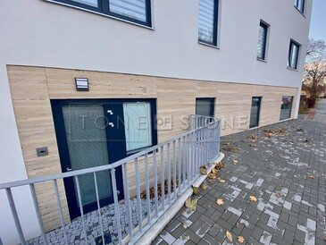 Obložení fasády přírodním kamenem - travertin, zakázková výroba TONE OF STONE Obložení fasády přírodním kamenem - travertin, zakázková výroba TONE OF STONE