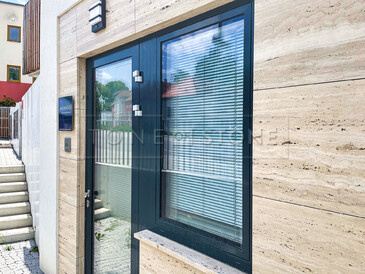 Obložení fasády přírodním kamenem - travertin, zakázková výroba TONE OF STONE Obložení fasády přírodním kamenem - travertin, zakázková výroba TONE OF STONE