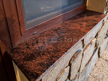 Osazení venkovního kamenného parapetu ze žuly, zakázková výroba, kamenictví TONE OF STONE Osazení venkovního kamenného parapetu ze žuly, zakázková výroba, kamenictví TONE OF STONE