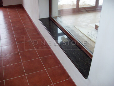 Parapet z přírodního kamene nikdy nevyjde z módy, díky nadčasovému vzhledu může být ozdobou v interiéru i exteriéru - parapet z tmavé žuly Parapet z přírodního kamene nikdy nevyjde z módy, díky nadčasovému vzhledu může být ozdobou v interiéru i exteriéru - parapet z tmavé žuly