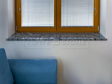 Parapet z přírodního kamene v interiéru - leštěná žula Viscount White, zakázková výroba TONE OF STONE Parapet z přírodního kamene v interiéru - leštěná žula Viscount White, zakázková výroba TONE OF STONE