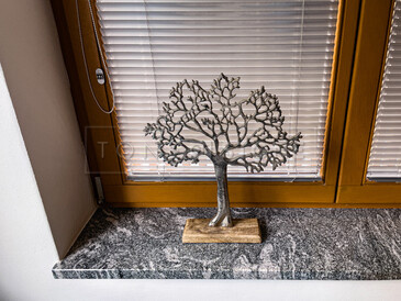 Parapet z přírodního kamene v interiéru - leštěná žula Viscount White, zakázková výroba TONE OF STONE Parapet z přírodního kamene v interiéru - leštěná žula Viscount White, zakázková výroba TONE OF STONE