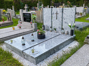 Pomník z přírodního kamene - žula, zakázková výroba kamenictví TONE OF STONE. Pomník z přírodního kamene - žula, zakázková výroba kamenictví TONE OF STONE.