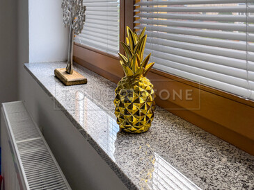 Přírodní kámen díky svým vlastnostem a exkluzivnímu vzhledu je ideálním materiálem pro výrobu parapetů. Leštěná žula Padang Crystal, zakázková výroba TONE OF STONE. Přírodní kámen díky svým vlastnostem a exkluzivnímu vzhledu je ideálním materiálem pro výrobu parapetů. Leštěná žula Padang Crystal, zakázková výroba TONE OF STONE.