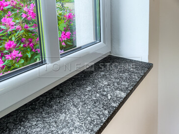 Přírodní žula Steel Grey - kamenný parapet z přírodní žuly v kartáčovaném povrchu Přírodní žula Steel Grey - kamenný parapet z přírodní žuly v kartáčovaném povrchu