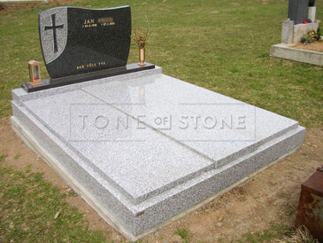 Reference - výroba hrobky z přírodního kamene, zlacení a ruční sekání písma, vysekání různých motivů a nápisů, TONE OF STONE. Reference - výroba hrobky z přírodního kamene, zlacení a ruční sekání písma, vysekání různých motivů a nápisů, TONE OF STONE.
