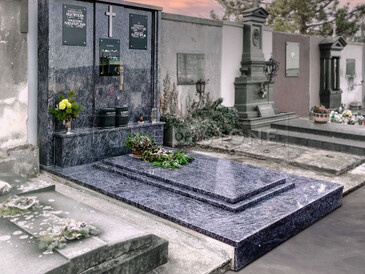 Rodinná hrobka se soklem, přírodní kámen - modrá žula Orion, tloušťka kamene 5 a 7 cm, zadní stěna 220x220 cm, pískované písmo, zakázková výroba. Rodinná hrobka se soklem, přírodní kámen - modrá žula Orion, tloušťka kamene 5 a 7 cm, zadní stěna 220x220 cm, pískované písmo, zakázková výroba.