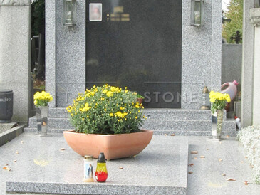 Služby v oblasti hřbitovní architektury - ruční sekání, stříbření a zlacení písma, výroba hrobek a pomníků z přírodního kamene. Služby v oblasti hřbitovní architektury - ruční sekání, stříbření a zlacení písma, výroba hrobek a pomníků z přírodního kamene.