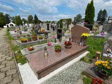 TONE OF STONE - kompletní hřbitovní architektura a výroba pomníků a hrobek z přírodního kamene. Zakázka na míru - přírodní kámen žula MULTICOLOR, zlacení grafiky. TONE OF STONE - kompletní hřbitovní architektura a výroba pomníků a hrobek z přírodního kamene. Zakázka na míru - přírodní kámen žula MULTICOLOR, zlacení grafiky.