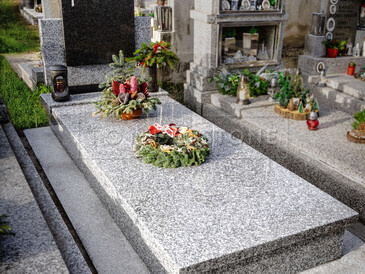 TONE OF STONE - kompletní hřbitovní architektura na zakázku, zde jednohrob z přírodního kamene - materiál žula Impala/Tarn, chodníčky žula Padang Crystal, kamenné dekorace ze žuly Impala. TONE OF STONE - kompletní hřbitovní architektura na zakázku, zde jednohrob z přírodního kamene - materiál žula Impala/Tarn, chodníčky žula Padang Crystal, kamenné dekorace ze žuly Impala.
