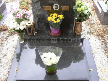 TONE OF STONE - kompletní služby v oblasti hřbitovní architektury, výroba pomníků, hrobů a hrobek, zlacení písma, pískování, opravy, vazy, lampy a urny. TONE OF STONE - kompletní služby v oblasti hřbitovní architektury, výroba pomníků, hrobů a hrobek, zlacení písma, pískování, opravy, vazy, lampy a urny.