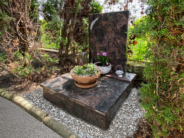 TONE OF STONE - kompletní služby v oblasti hřbitovní architektury, výroba pomníků, hrobů a hrobek, zlacení písma, pískování, opravy, vazy, lampy a urny. TONE OF STONE - kompletní služby v oblasti hřbitovní architektury, výroba pomníků, hrobů a hrobek, zlacení písma, pískování, opravy, vazy, lampy a urny.