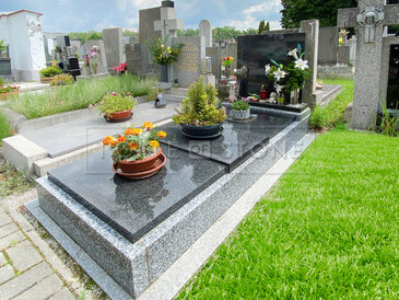 TONE OF STONE - kompletní služby v oblasti hřbitovní architektury, výroba pomníků, hrobů a hrobek, zlacení písma, pískování, opravy, vazy, lampy a urny. TONE OF STONE - kompletní služby v oblasti hřbitovní architektury, výroba pomníků, hrobů a hrobek, zlacení písma, pískování, opravy, vazy, lampy a urny.