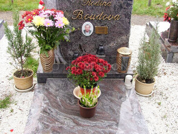 TONE OF STONE, služby v oblasti hřbitovní architektury, reference - výroba hrobu, zlacení písma, hřbitovní vázy, lampy a urny. TONE OF STONE, služby v oblasti hřbitovní architektury, reference - výroba hrobu, zlacení písma, hřbitovní vázy, lampy a urny.