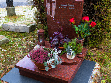 Urnový hrob 80x80 cm z žuly Imperial Red, chodníček z žuly Mystic Black, stříbrné písmo, sekaný kříž, vyřezaná a vyleštěná dekorativní podložka ve tvaru srdce, zakázková výroba. Urnový hrob 80x80 cm z žuly Imperial Red, chodníček z žuly Mystic Black, stříbrné písmo, sekaný kříž, vyřezaná a vyleštěná dekorativní podložka ve tvaru srdce, zakázková výroba.