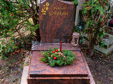 Urnový hrob ze žuly Multicolor s nápisovou deskou, pískování a zlacení textu a grafiky, kamenná svítilna, zakázková výroba TONE OF STONE. Urnový hrob ze žuly Multicolor s nápisovou deskou, pískování a zlacení textu a grafiky, kamenná svítilna, zakázková výroba TONE OF STONE.