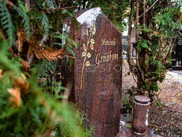 Urnový hrob ze žuly Multicolor s nápisovou deskou, pískování a zlacení textu a grafiky, kamenná svítilna, zakázková výroba TONE OF STONE. Urnový hrob ze žuly Multicolor s nápisovou deskou, pískování a zlacení textu a grafiky, kamenná svítilna, zakázková výroba TONE OF STONE.