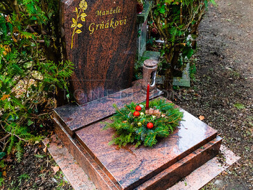 Urnový hrob ze žuly Multicolor s nápisovou deskou, pískování a zlacení textu a grafiky, kamenná svítilna, zakázková výroba TONE OF STONE. Urnový hrob ze žuly Multicolor s nápisovou deskou, pískování a zlacení textu a grafiky, kamenná svítilna, zakázková výroba TONE OF STONE.