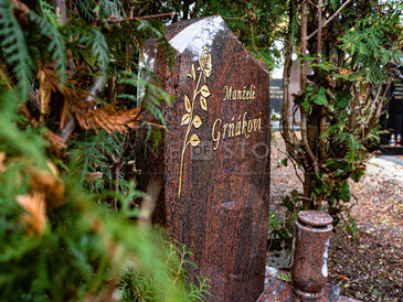 Urnový hrob ze žuly Multicolor s nápisovou deskou, pískování a zlacení textu a grafiky, kamenná svítilna, zakázková výroba TONE OF STONE. Urnový hrob ze žuly Multicolor s nápisovou deskou, pískování a zlacení textu a grafiky, kamenná svítilna, zakázková výroba TONE OF STONE.