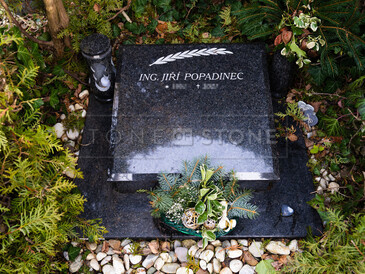 Urnový pomník s textem, materiál přírodní kámen - žula Impala, podstavec, zakázková výroba TONE OF STONE. Urnový pomník s textem, materiál přírodní kámen - žula Impala, podstavec, zakázková výroba TONE OF STONE.