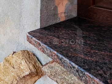 Venkovní parapet z přírodního kamene - žula, detail hrany Venkovní parapet z přírodního kamene - žula, detail hrany