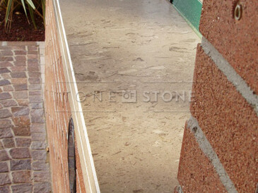 Vnější parapet z přírodního kamene - leštěný mramor, kamenictví TONE OF STONE Vnější parapet z přírodního kamene - leštěný mramor, kamenictví TONE OF STONE