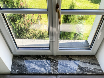 Vnitřní parapet z přírodního kamene - exkluzivní mramor ARABESCATO GRIGIO, detail hrany. Zakázka na míru, kamenictví TONE OF STONE Vnitřní parapet z přírodního kamene - exkluzivní mramor ARABESCATO GRIGIO, detail hrany. Zakázka na míru, kamenictví TONE OF STONE