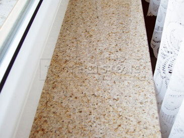 Vnitřní parapet z přírodního kamene, leštěná žula Padang Yellow, detail Vnitřní parapet z přírodního kamene, leštěná žula Padang Yellow, detail