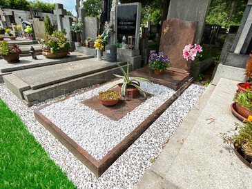 Zakázková výroba hrobu z přírodního kamene, kombinace desek ze žuly a kamenné drtě. Kamenictví TONE OF STONE. Zakázková výroba hrobu z přírodního kamene, kombinace desek ze žuly a kamenné drtě. Kamenictví TONE OF STONE.