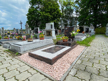 Zakázková výroba pomníku z přírodního kamene, kombinace žuly a kamenné drtě. Kamenictví TONE OF STONE poskytuje kompletní služby v oblasti hřbitovní architektury, výroby pomníků a hrobů, zlacení písma. Zakázková výroba pomníku z přírodního kamene, kombinace žuly a kamenné drtě. Kamenictví TONE OF STONE poskytuje kompletní služby v oblasti hřbitovní architektury, výroby pomníků a hrobů, zlacení písma.