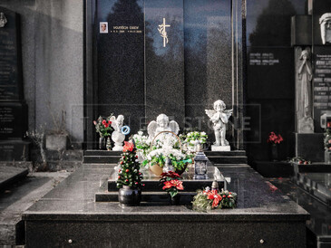 Zakázková výroba - rodinná hrobka se soklem, přírodní kámen - žula Impala, vel. 340x220 cm, tloušťka 5 a 7 cm. Zadní stěna 220x220 cm, pískované písmo. Zakázková výroba - rodinná hrobka se soklem, přírodní kámen - žula Impala, vel. 340x220 cm, tloušťka 5 a 7 cm. Zadní stěna 220x220 cm, pískované písmo.