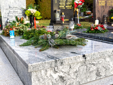 Zakázková výroba TONE OF STONE, jednohrob ze žuly Viscount White, pískované nápisy v černé barvě, chodníčky - opalovaný žula Padang Crystal. Zakázková výroba TONE OF STONE, jednohrob ze žuly Viscount White, pískované nápisy v černé barvě, chodníčky - opalovaný žula Padang Crystal.