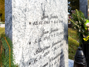Zakázková výroba TONE OF STONE, jednohrob ze žuly Viscount White, pískované nápisy v černé barvě, chodníčky - opalovaný žula Padang Crystal. Zakázková výroba TONE OF STONE, jednohrob ze žuly Viscount White, pískované nápisy v černé barvě, chodníčky - opalovaný žula Padang Crystal.