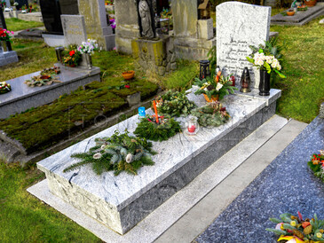 Zakázková výroba TONE OF STONE, jednohrob ze žuly Viscount White, pískované nápisy v černé barvě, chodníčky - opalovaný žula Padang Crystal. Zakázková výroba TONE OF STONE, jednohrob ze žuly Viscount White, pískované nápisy v černé barvě, chodníčky - opalovaný žula Padang Crystal.