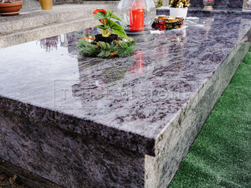 Zakázková výroba TONE OF STONE, jednohrob žula Orion, stříbrné písmo s konturou, šrafování. Zakázková výroba TONE OF STONE, jednohrob žula Orion, stříbrné písmo s konturou, šrafování.