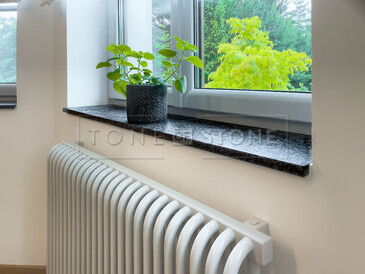 Žula Steel Grey - kamenný parapet z přírodní žuly, kartáčovaný povrch Žula Steel Grey - kamenný parapet z přírodní žuly, kartáčovaný povrch