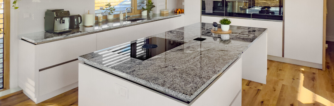 Moderní kuchyně s kamennou pracovní deskou ze žuly Viscount White