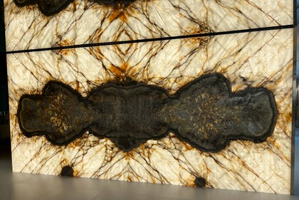 Kamenné obklady do interiéru: průsvitný kámen a LED podsvícení pro luxusní světelný efekt